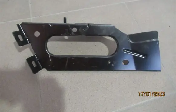 Volvo XC90 Fender mounting bracket 8646148