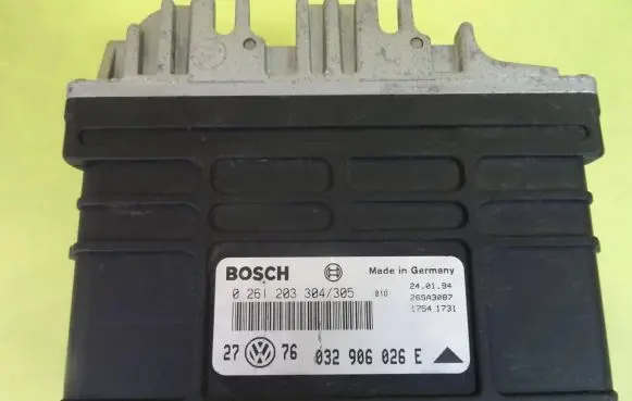 Volkswagen Golf III Engine control unit/module 032906026E 0261203304