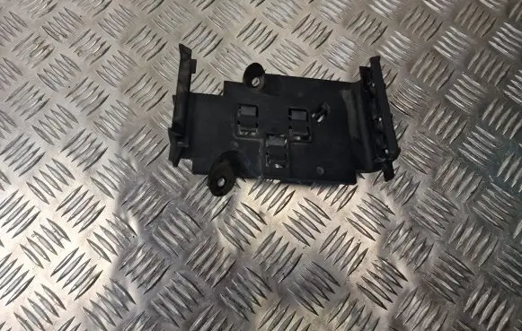 Volkswagen PASSAT B8 Engine control unit holder 5Q0906507B