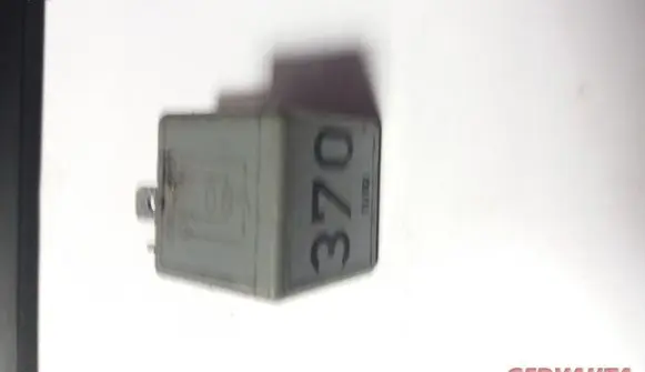 Volkswagen PASSAT B5 Other relay 8D0951253
