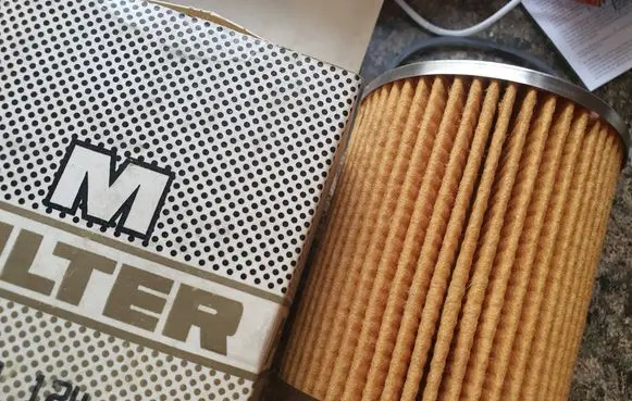 BMW 5 E28 Oil filter cover MO124