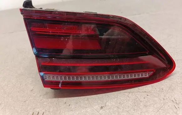 Tailgate rear/tail lights