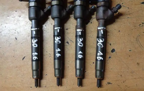 Hyundai i30 Fuel injectors set 338002A900