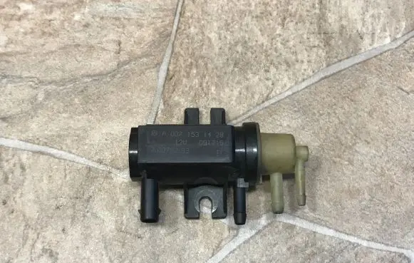 Engine mount vacuum valve