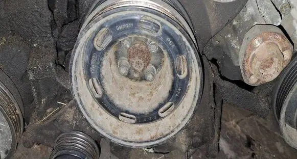 Volkswagen PASSAT B5 Crankshaft pulley 058105251E