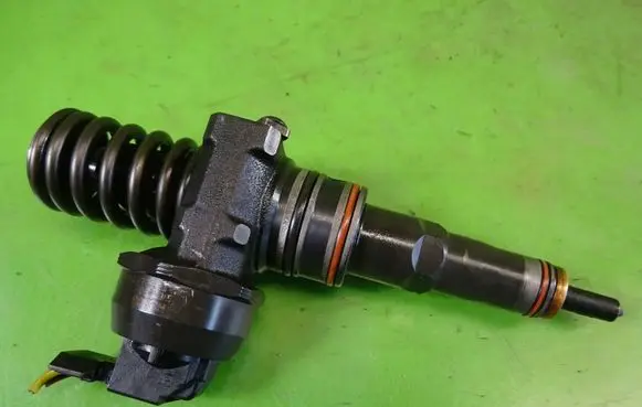 Volkswagen PASSAT B5.5 Fuel injector 0414720214 038130073AR