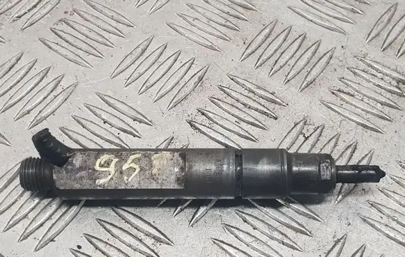 Volkswagen PASSAT B5 Fuel injector 028130201T
