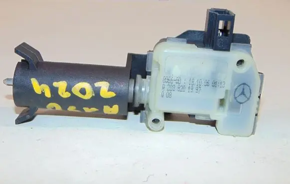 Fuel tank cap lock