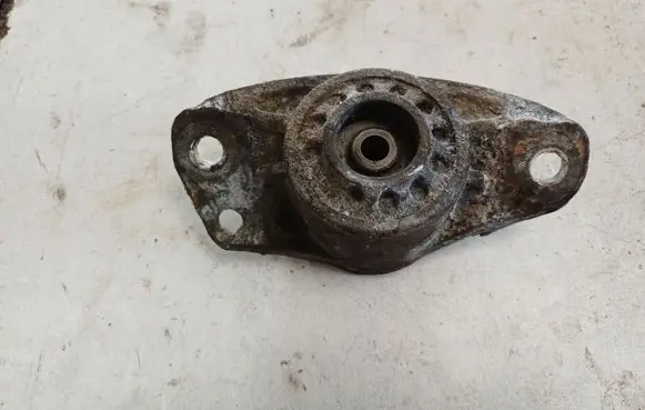 Volkswagen PASSAT B6 Front shock absorber mounting bracket 