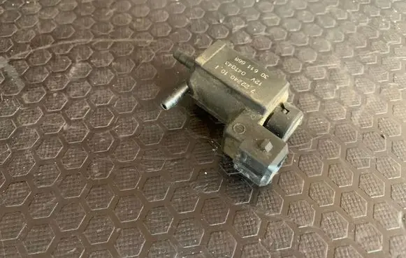 Volvo XC90 Turbo solenoid valve 72224010 30611668 04T043