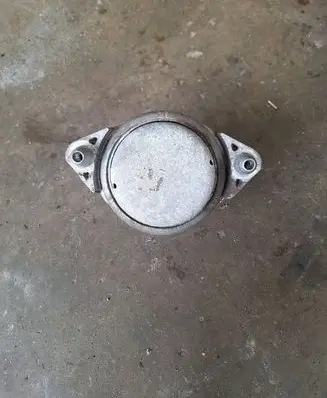 Engine mount bracket
