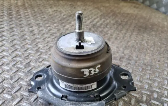 Engine mount bracket