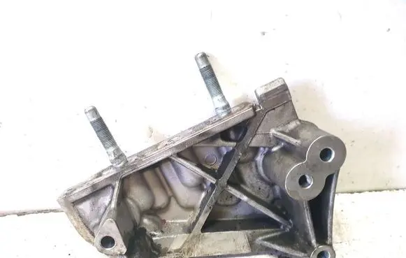 KIA Sorento Engine mounting bracket 