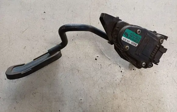 Accelerator throttle pedal