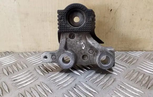 Lexus CT 200H Engine mounting bracket