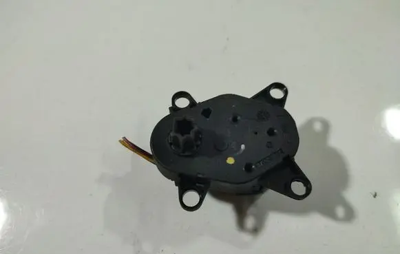 Peugeot 406 Air flap motor/actuator 653118VC07