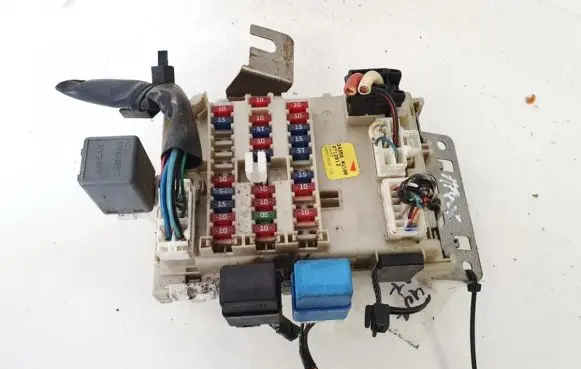Nissan Almera Tino Fuse box set 243504u100 0712012
