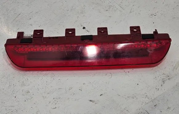 KIA Sportage Third/center stoplight S302E96252