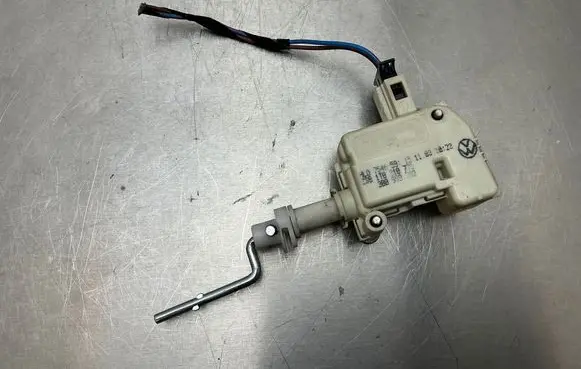 Volkswagen Touran I Fuel tank cap lock motor 3B0959782 HL0754659 ZSB1T0810773