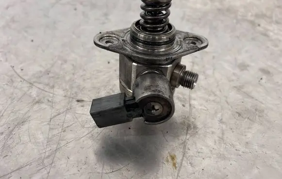 BMW X5M E70 Fuel injection high pressure pump 7595339