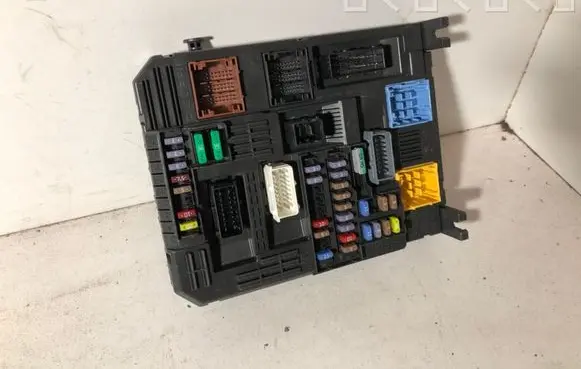 Peugeot 5008 Fuse module 981985558001 BSIF15CEM00