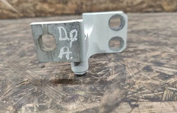 Fiat 500X Rear door lower hinge A048908
