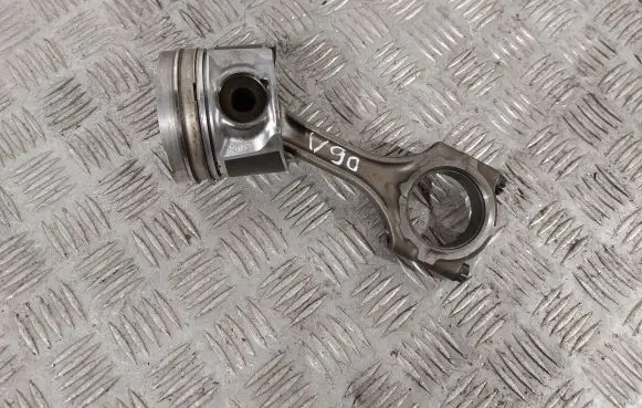 Toyota Corolla Verso AR10 Piston with connecting rod 132010R010 131010R010