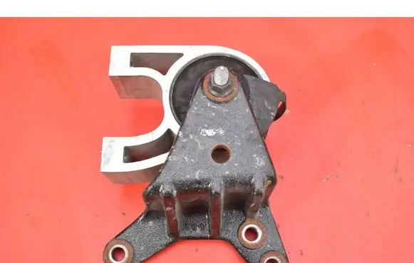Engine mount vacuum valve