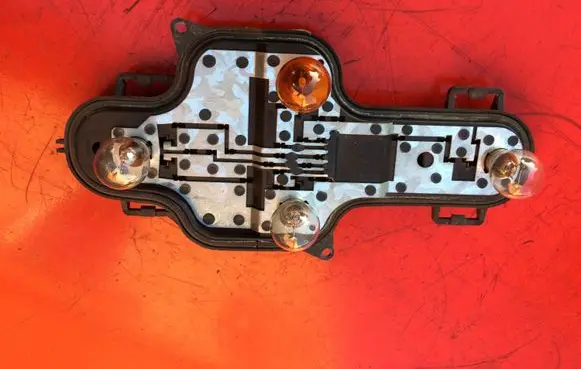 Nissan Primera Tail light bulb cover holder 89025237