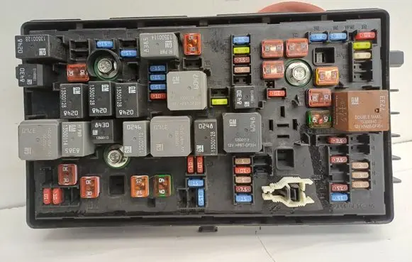 Opel Insignia A Fuse module 13275874