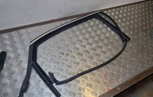 Volkswagen PASSAT B7 USA Front door glass trim molding 561839431A