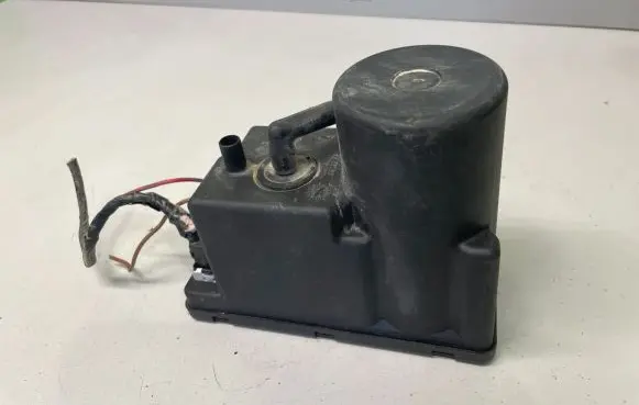 Audi A4 S4 B5 8D Central locking vacuum pump 4A0862257A