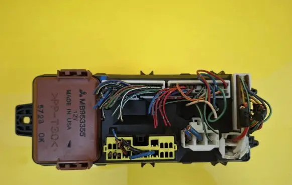 Mitsubishi Carisma Fuse box set MB953355