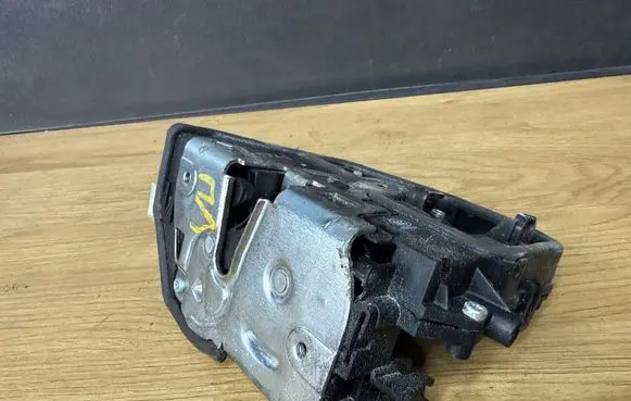 BMW 3 E90 E91 Front door lock 7059967
