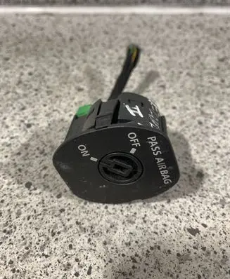 Land Rover Freelander 2 - LR2 Passenger airbag on/off switch YWL500050PVJ
