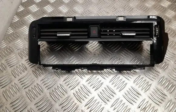 Nissan Qashqai J12 Rear air vent grill 687516UA0A