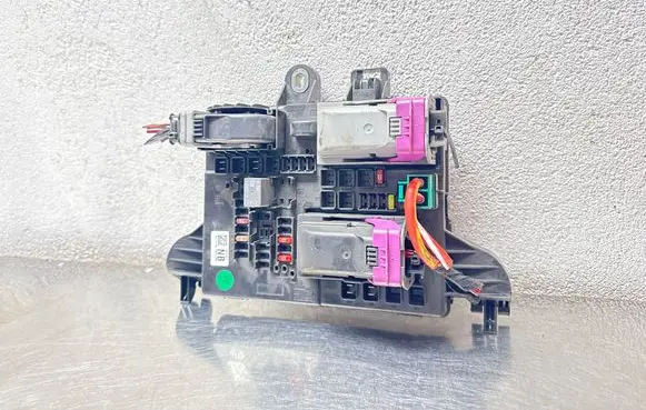 Opel Insignia A Fuse module 13277318 09040224609