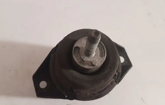 Land Rover Discovery Engine mount bracket KKB102601