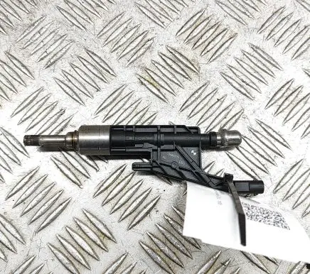 BMW 5 G30 G31 Fuel injector 7639990 0261500539
