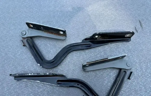 Nissan Patrol Y61 Engine bonnet/hood hinges 65400VB000 65401VB000
