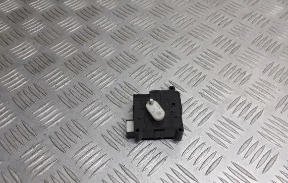 Toyota Avensis T250 Central body control module 113800-2051