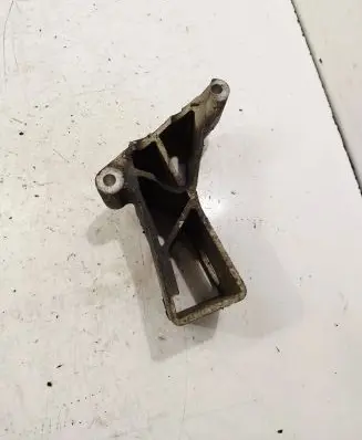 Volvo XC90 Engine mounting bracket 8666261