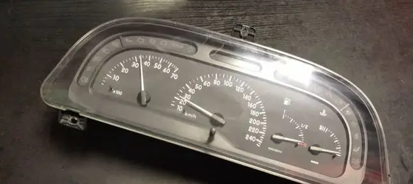 Speedometer (instrument cluster)
