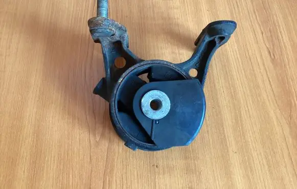 Toyota RAV 4 (XA30) Engine mount bracket