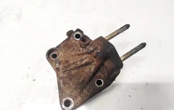 Mitsubishi Carisma Engine mounting bracket