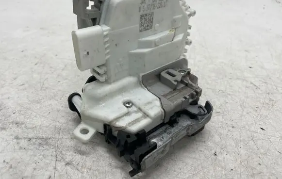 Audi Q2 - Front door lock 8X2837015B