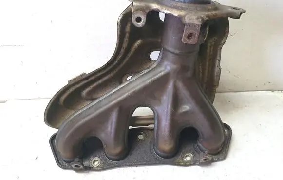 Toyota Avensis T270 Exhaust manifold