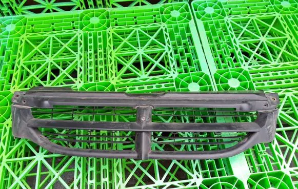 Chrysler Voyager Front bumper upper radiator grill 04576955