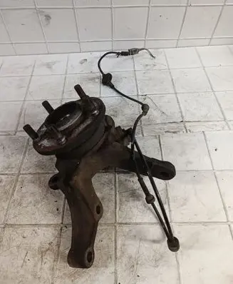 Nissan Almera Tino Front wheel hub