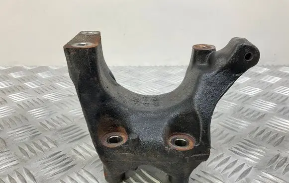 Engine mounting bracket